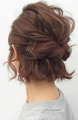 Vienkāršs matu sakārtojums īsiem matiem sievietēm