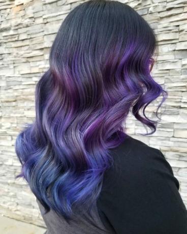 Темно -фіолетовий і яскраво -синій з темними корінням