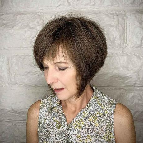 Kort vinklet Bob-hårklipp for en kvinne i 60-årene