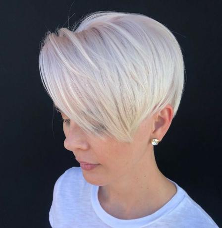 Krátke platinové biele vlasy
