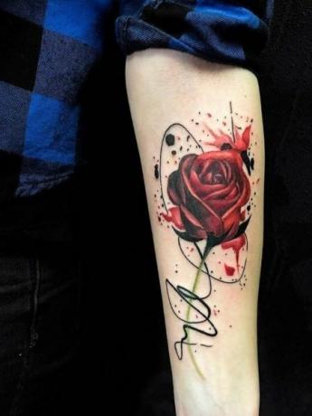 Akvarelové ružové tetovanie