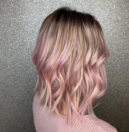 हल्के सुनहरे बालों पर गुलाबी हाइलाइट्स