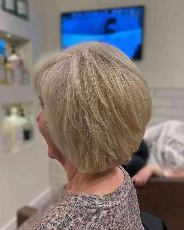 Bob inversé à plumes blond sablonneux rasant le cou avec des couches vaporeuses pour les personnes âgées de plus de 60 ans