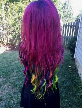 fialové vlasy s dúhovými koncami