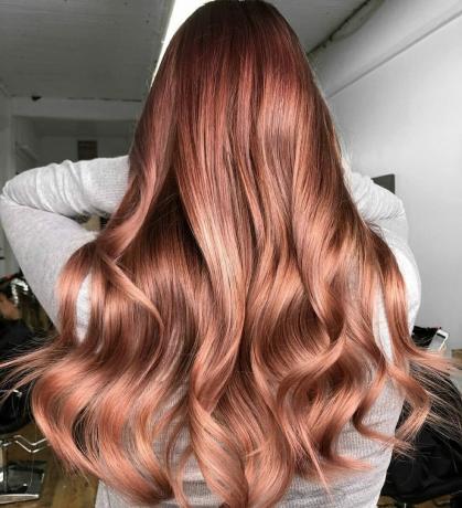 Vario rožinio aukso akcentai ant rudų plaukų