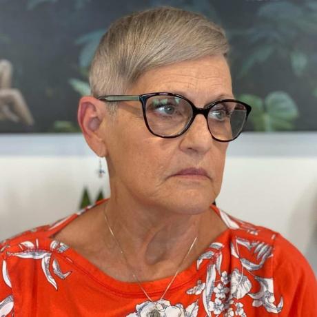 Srebrna pixie za starejše ženske z velikimi očali