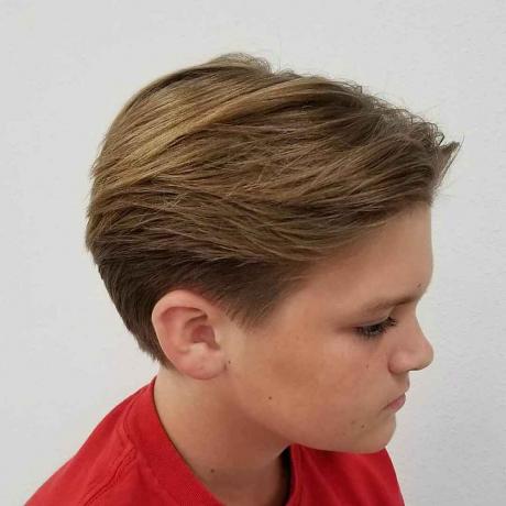 nowoczesna fryzura dla małego chłopca z prostymi włosami