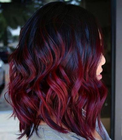 Nádherné tmavočervené vlasy s čiernymi korienkami