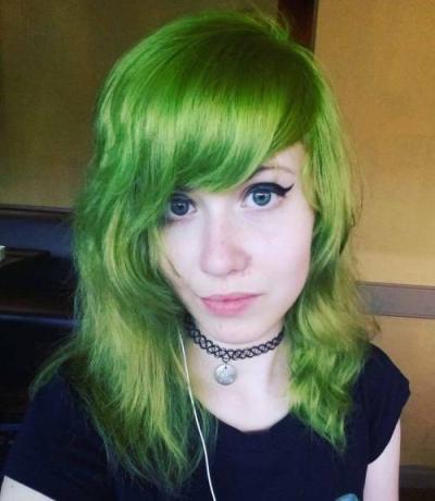Pastelové zelené vlasy s ofinou
