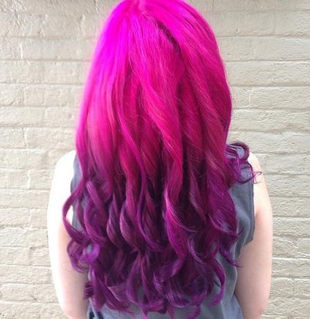 purpurově růžové až purpurové ombré vlasy