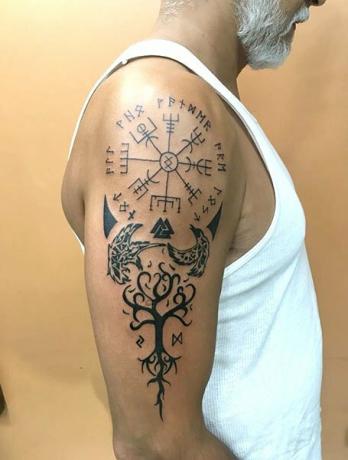 Tatuaż kompas wikingów