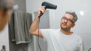 5 ekspertu padomi pelēku un sudrabainu matu šūpošanai