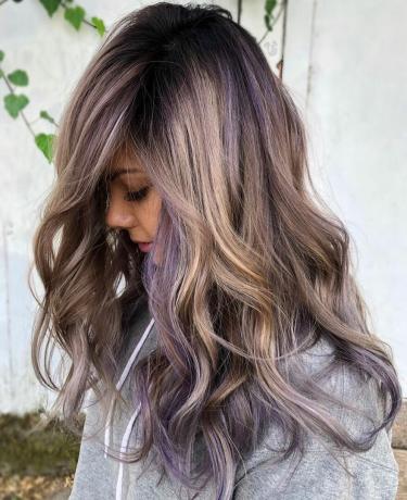 Părul blond cu evidențieri violet deschis