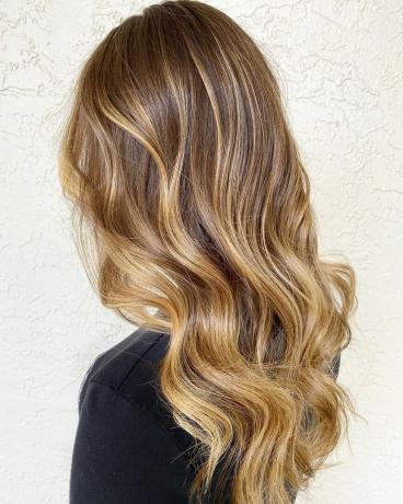 Золотисто-карамельный цвет волос