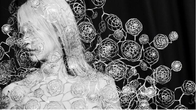 Fashion News - Η 10η επέτειος της Iris Van Herpen διαθέτει υποβρύχιους μουσικούς, Swarovski Crystals και Bjork