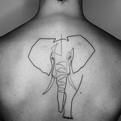 Татуировка с очертания на слон