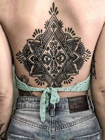 Geometrinė mandalos tatuiruotė moterims