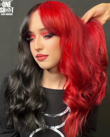 Černé a červené rozdělené blokové vlasy