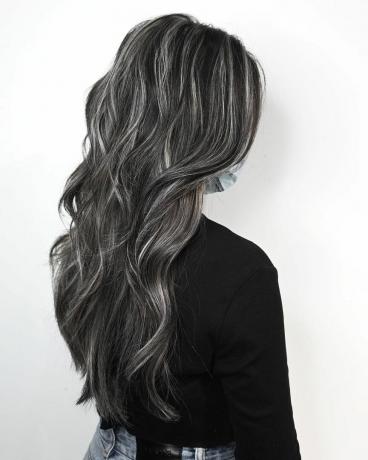 Sølv highlights i langt sort hår til Bledning Greys