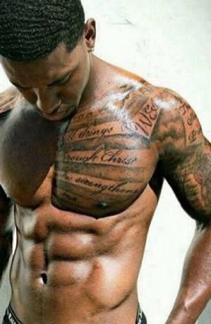 Pečių tatuiruotė juodaodžiams vyrams