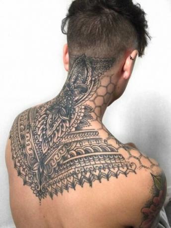 Mandala selkärangan tatuointi miehille
