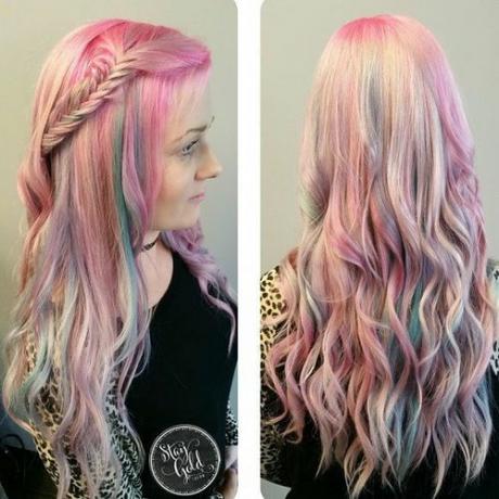 gaya rambut pirang panjang dengan highlight pastel