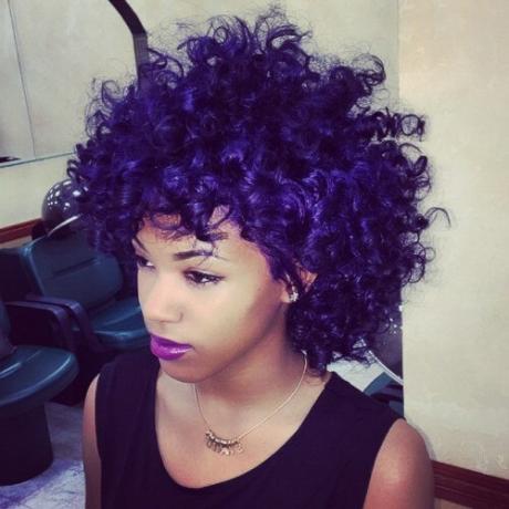 Garbanoti natūralūs tamsiai violetiniai plaukai