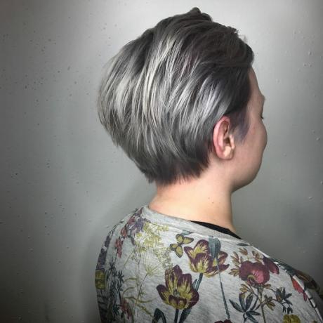 Obrázok ženského sivého pixie pre krátke rovné vlasy