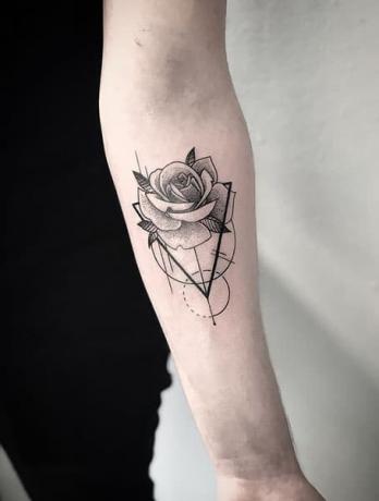 Geometrisk rose tatovering