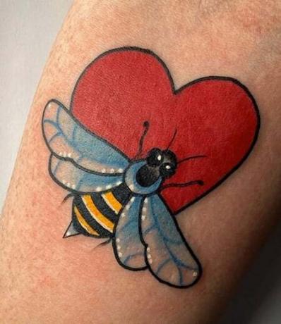 Tetovanie včelieho srdca 2