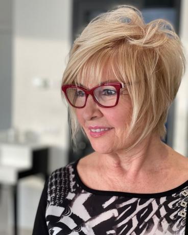 Kort shag cut for eldre kvinner med briller