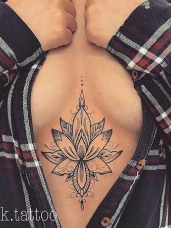 Λεπτομερές τατουάζ στο στήθος