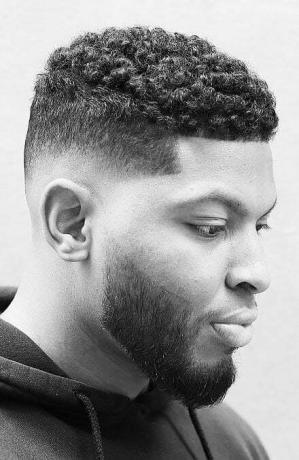 Alacsony fakulású fekete férfi frizura