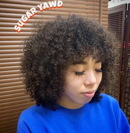 Vállig érő Afro Perm frizura