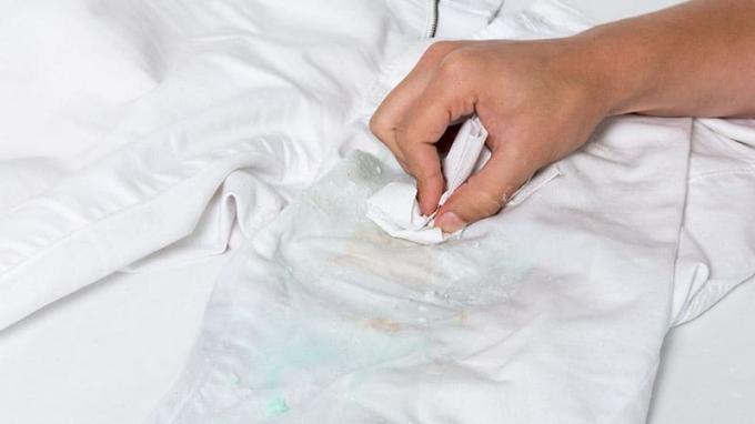 Как да премахнете петна от бели дънки