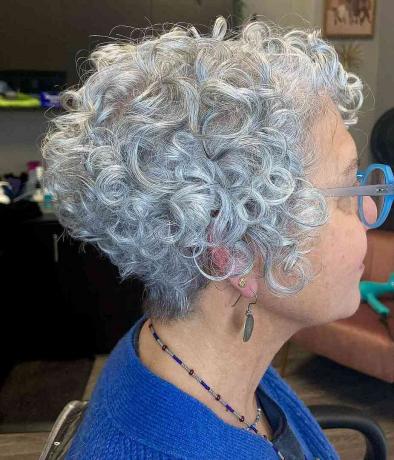 Långt lockigt pixie-hår för damer i sextioårsåldern