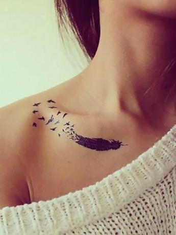 Tetovaža na prsih s perjem