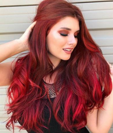 długie, jasne, rubinowe włosy
