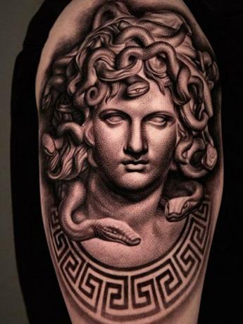 Medusa standbeeld tatoeage