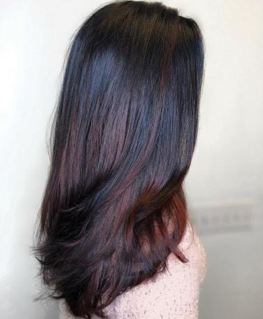 mahagónovo hnedé odlesky na dlhých čiernych vlasoch