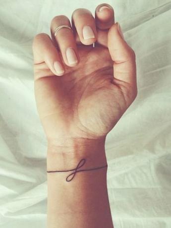 Једноставна тетоважа на зглобу 