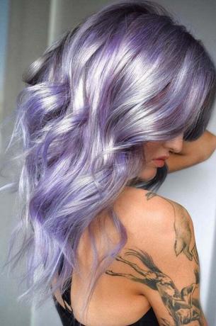 Kovové levandulové vlasy