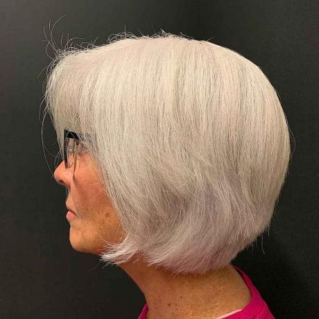 Warstwowe włosy z bobem dla kobiet po sześćdziesiątce