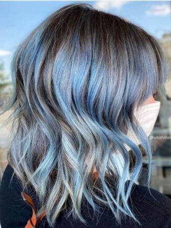 Καφέ μαλλιά με μπλε ανταύγειες