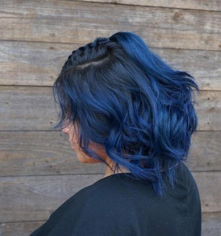 Pečių ilgio mėlyni plaukai