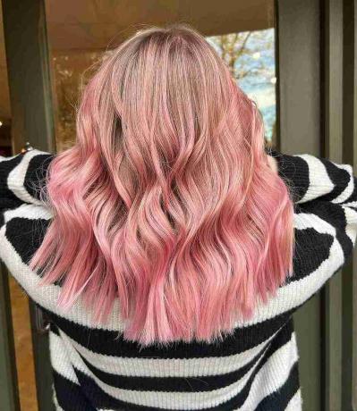 Peachy Pink Balayage vaaleanruskeissa hiuksissa