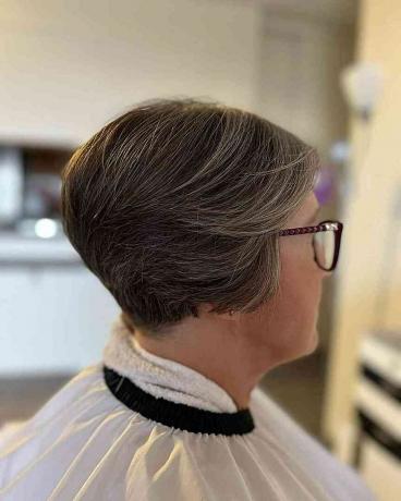 Pixie Cut Pendek Berbulu Lembut dengan Bagian Tengkuk Meruncing untuk wanita usia 60 tahun