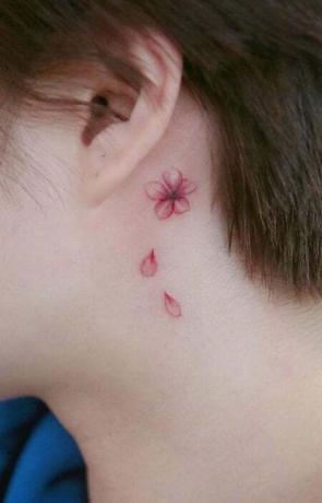 Tatuaggio al collo con fiori di ciliegio 1