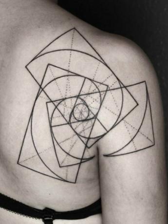 Geometrické tetování na rameno