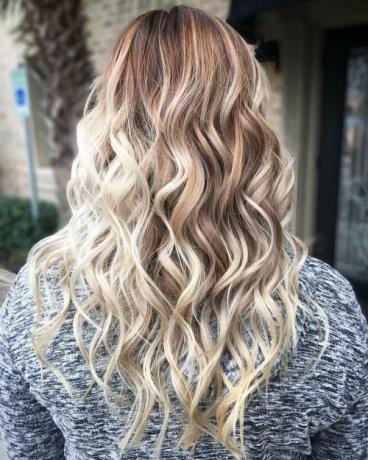 Blondes Haar mit Karamell-Lowlights